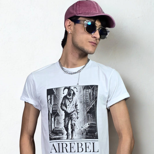 Modello con T-shirt AIREBEL dedicata a Urban Jolly, lo Spirito Ribelle che trasforma le strade in messaggi di creatività urbana